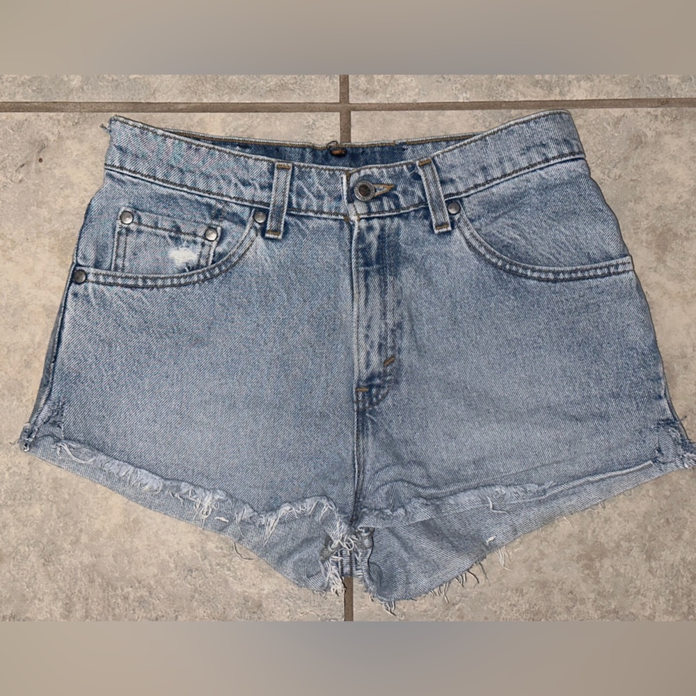 LEVi’S JEAN SHORTS // 9 JR (small 26)